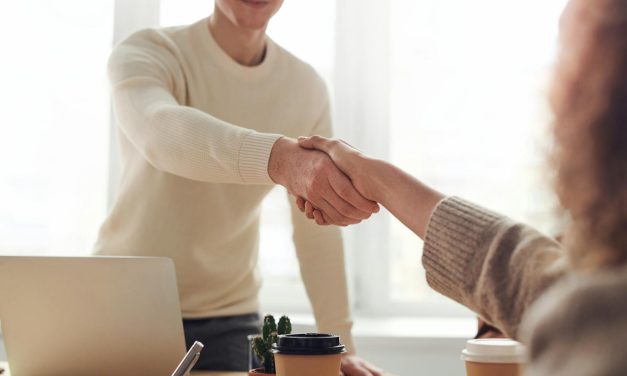 Rola hostess w marketingu: Klucz do efektywnej sprzedaży i udanych akcji promocyjnych