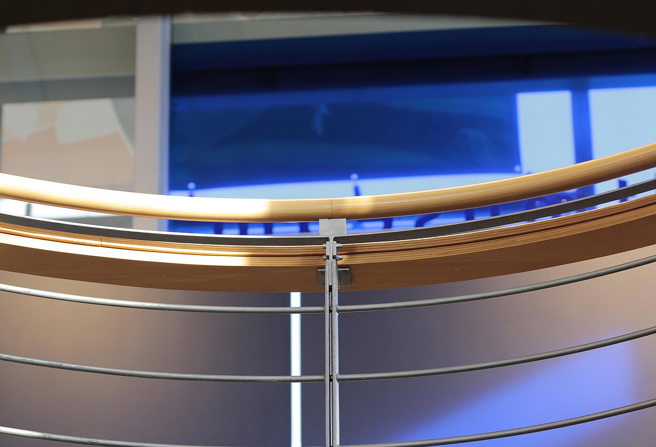 Nowoczesne balustrady szklane – elegancja i bezpieczeństwo w każdym wnętrzu